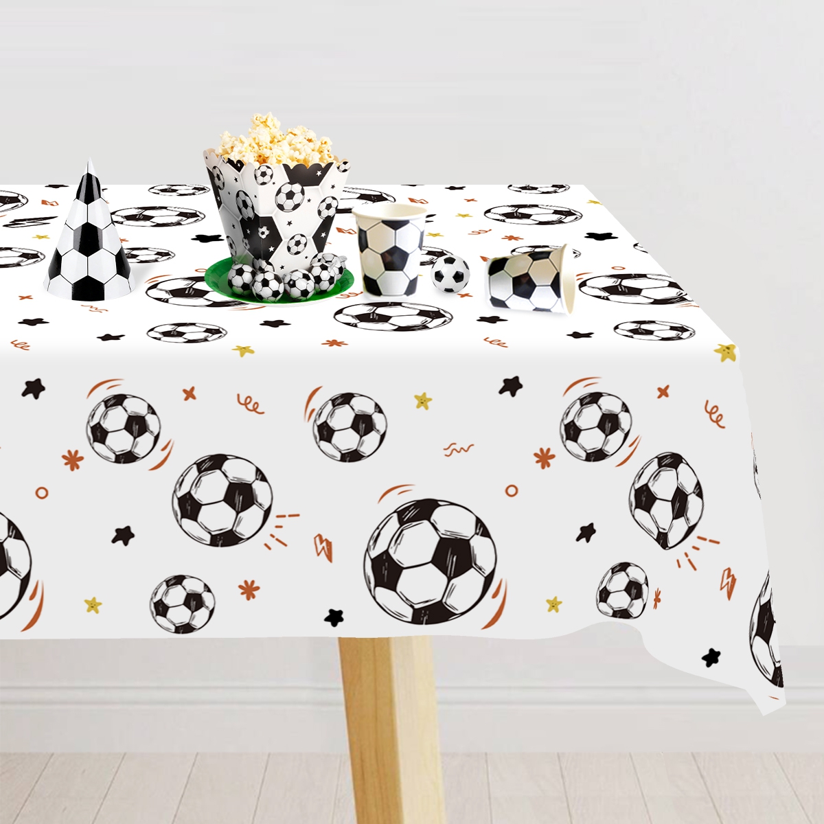 Table Cloth Disposable - 183x137 ซม. ธีมฟุตบอลผ้าปูโต๊ะแบบใช้แล้วทิ้งพื้นหลังสีขาวฟุตบอลพลาสติกผ้าคลุมโต๊ะตกแต่งงานเลี้ยงวันเกิดครั้งแรก